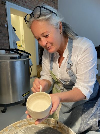Catharina Elander Hemvik, en passionerad förespråkare för kreativitet, design och utveckling. Initiativtagare till Gårdsateljén Österlen där hon arrangerar utställningar. Med hjälp av etablerade keramiker och konstnärer erbjuder vi Prova-på tillfällen i drejning, skapa med lera och måleri i olika tekniker.