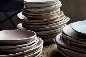 Tallrikar i pastellfärgag mat glasyr. Stengodslera. Tillverkad på Gårdsateljén Österlen.