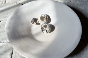 Större vit fat i matt vitt. Stengodslera. Tillverkad ac Catharina Elander Hemvik på Gårdsateljén.