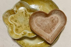 Lekfulla fat, blomma och hjärta.