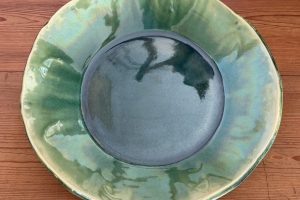 Större blankt grönt fat.