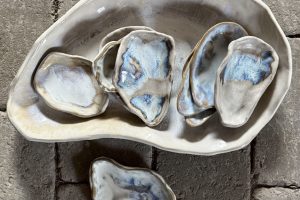 Ostron- och musselfat. Skapade för hand i vacker stengodslera.