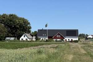 Gårdsateljén Österlen byggdes 1857 och används idag till åretruntboende och keramikverkstad. Här anornas Prova-på kurser för både nybörjare och andra som är nyfikna och vill ha en dag i ateljén.