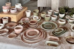 handgjord-keramik-butik-gardsateljen Gårdsbutik i ladan med unik keramik tillverkad på gården.