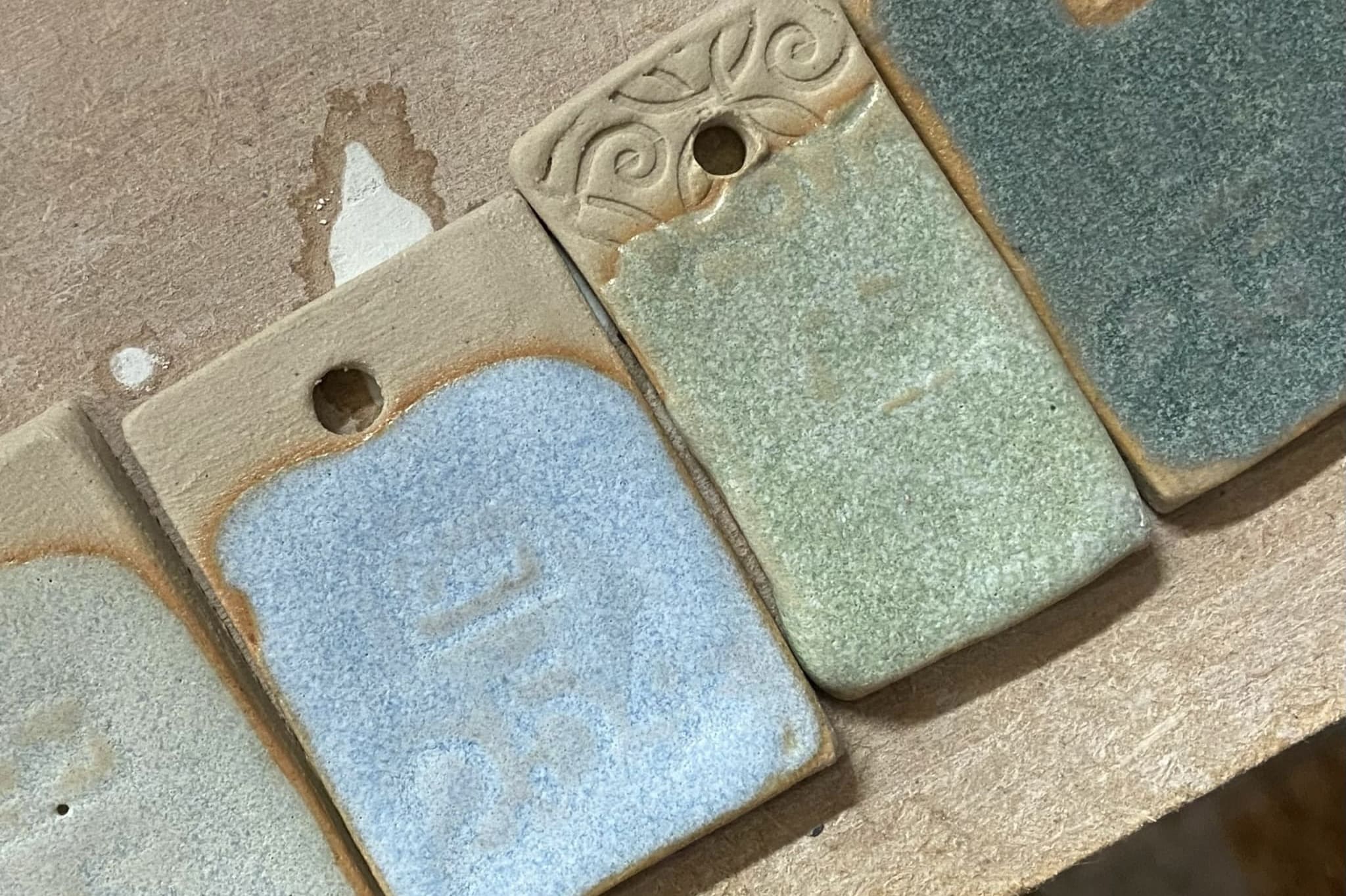 Glasyr i pastelltoner. I ateljén använder vi ljus stengodslera och vackra glasyrer.