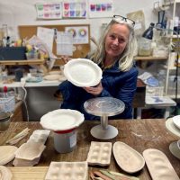 catharina-ateljen Catharina Elander Hemvik skapar handgjord keramik i sin ateljé på Gårdsateljén Österlen i Löderup, där kreativitet och hantverksglädje står i centrum.