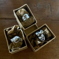 lättburna-ringar-aluminium-johanna-merkell Handgjorda ringar i aluminium av Johanna Merkell, med olika former och uttryck. Alla är justerbara för att passa allas händer.